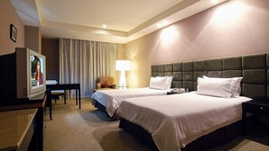 Minibar, in-room safe, desk, iron/ironing board (on request) - Shanghai Ruite Hotel (Shanghai)