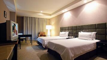 Minibar, in-room safe, desk, iron/ironing board