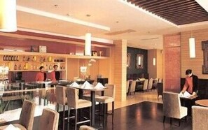 Breakfast, lunch and dinner served - Shanghai Ruite Hotel (Shanghai)