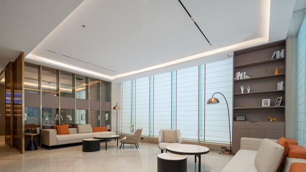 A modern living room with a sofa, armchairs, and a coffee table. There is a bookshelf with decorative items and a large window providing natural light. - Yizhi Hotel (Dongshankou Subway Station Store, First Affiliated Hospital of Sun Yat sen University) (Guangzhou)