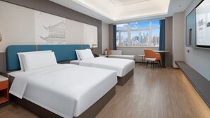 A hotel room with two beds, a desk, and a chair. - Yizhi Hotel (Dongshankou Subway Station Store, First Affiliated Hospital of Sun Yat sen University) (Guangzhou)