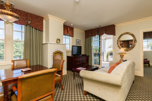 Executive Suite, 1 King Bed with Sofa bed | Living area