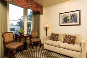 Junior Studio Suite | Premium bedding, in-room safe, desk, blackout drapes