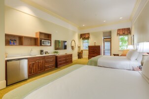 华丽开间套房 | 高档床上用品、客房内保险箱、办公桌、遮光窗帘