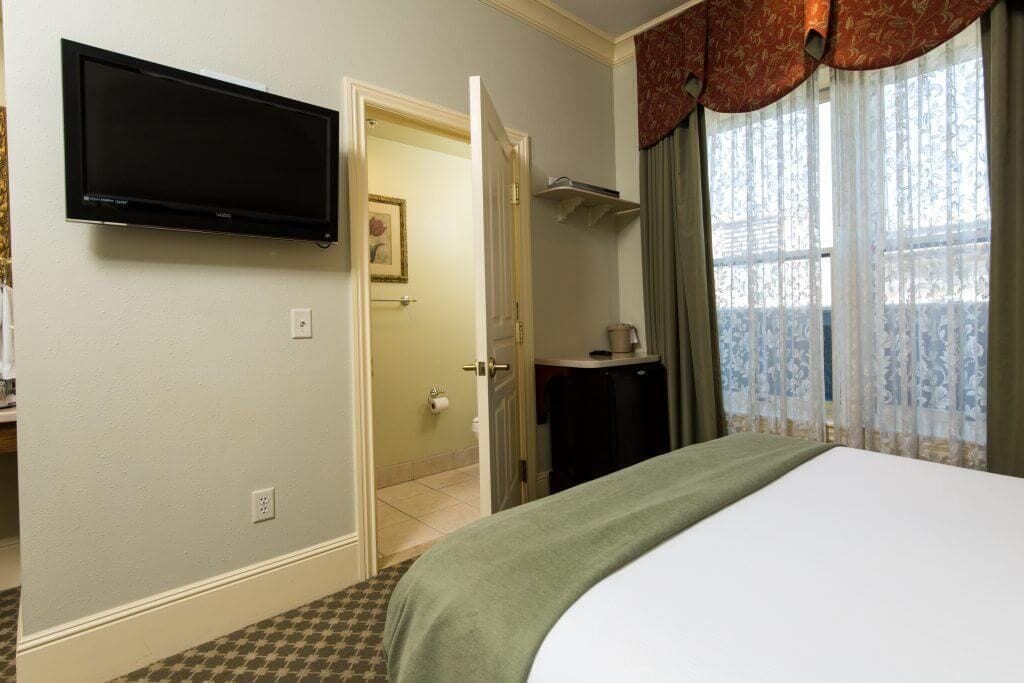 standard room, 1 queen bed | premium bedding, in-room safe, desk, blackout curtains