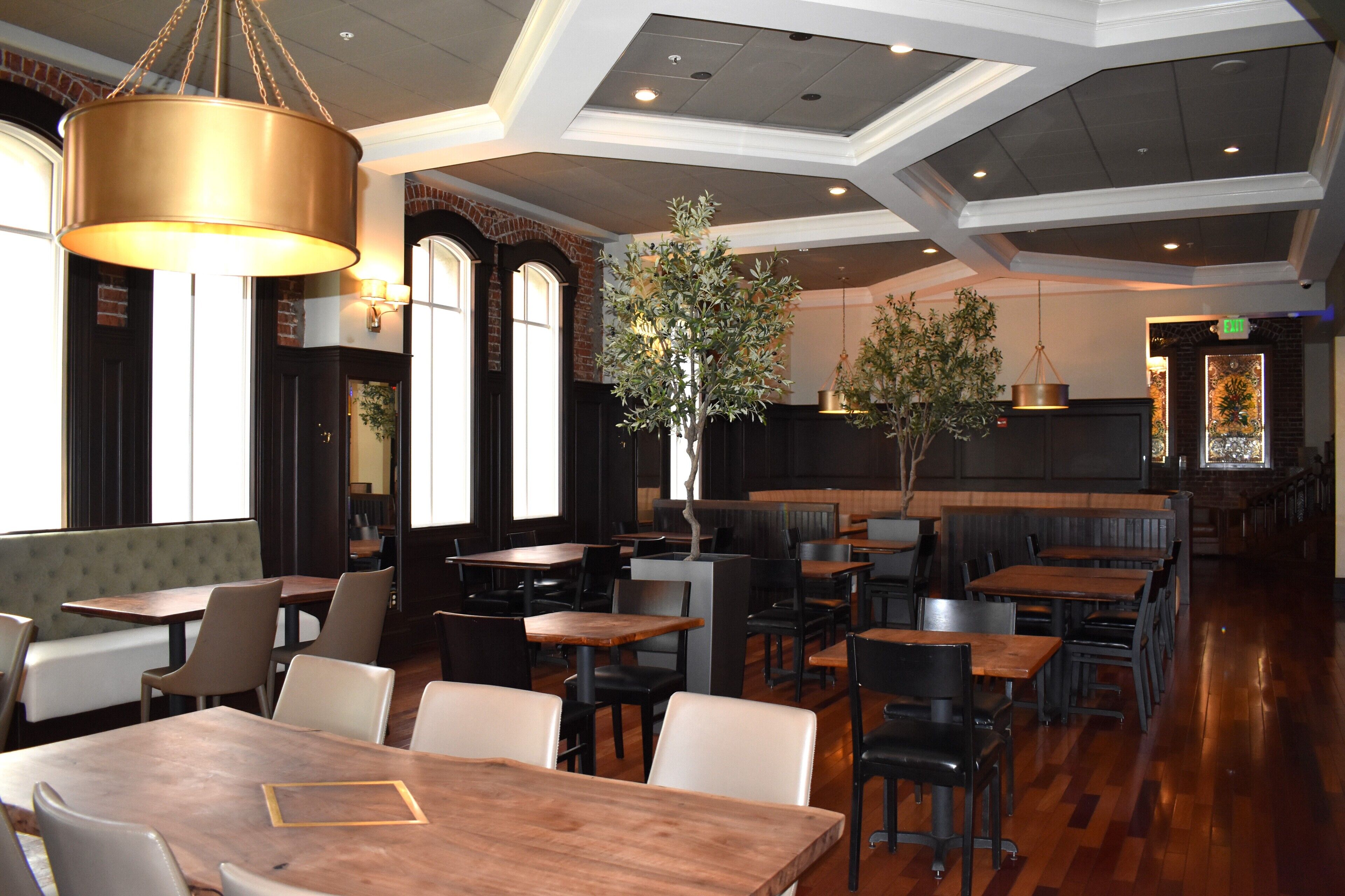 Serveert ontbijt, lunch en diner