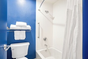 Een bad/douchecombinatie, gratis toiletartikelen, een haardroger