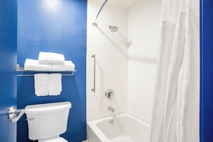 Combined shower/tub, free toiletries, hair dryer, towels
