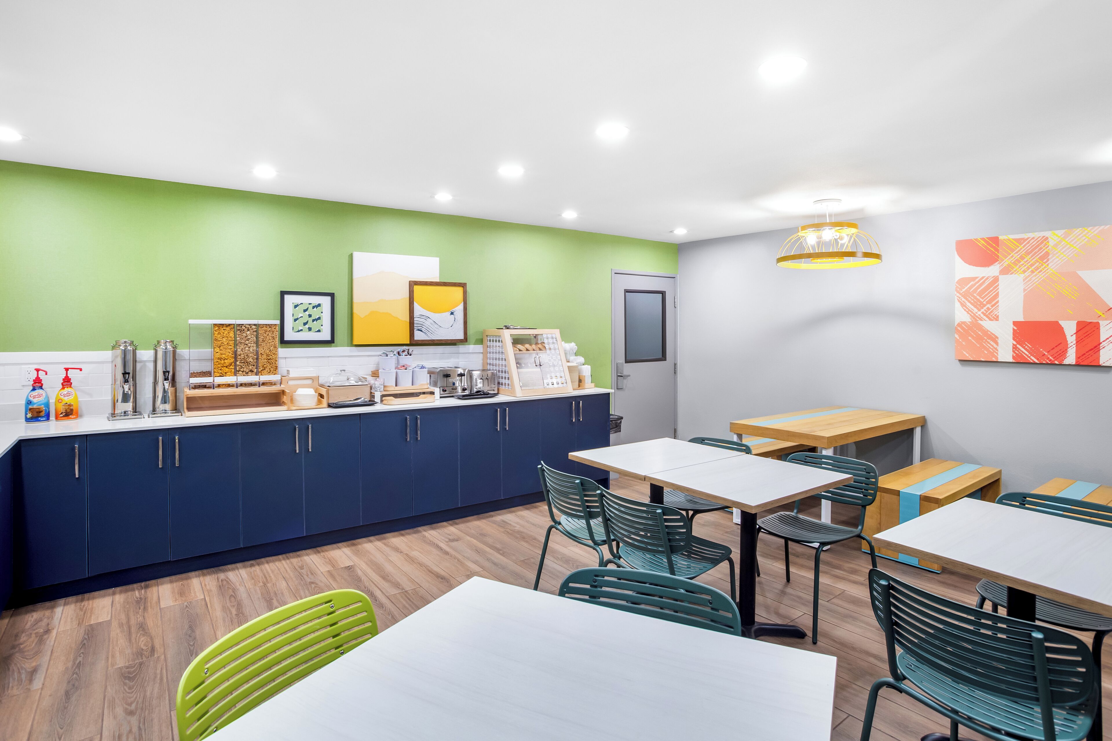 Free daily continental breakfast