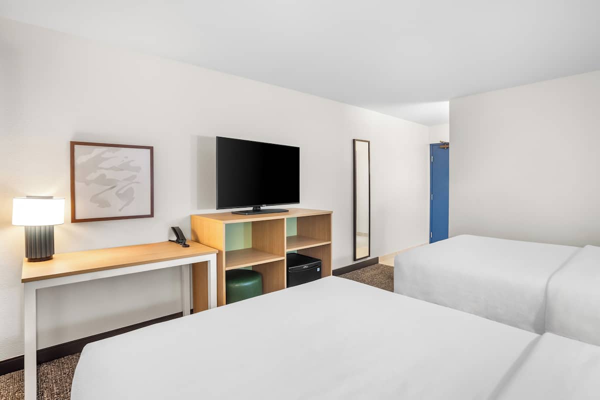 Chambre, 2 grands lits | Rideaux occultants, fer et planche à repasser, Wi-Fi gratuit