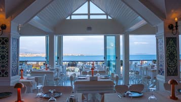 Se sirven desayunos, comidas, cenas y cocina turca con vista al mar