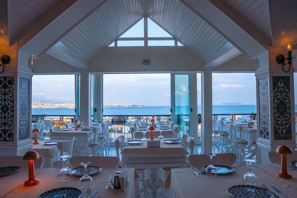 Petit déjeuner, déjeuner et dßner servis sur place, vue sur la mer