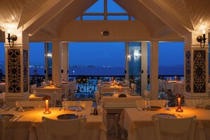 Breakfast, lunch, brunch served; Turkish cuisine, ocean views  - Avicenna Hotel - Special Class (Istanbul)