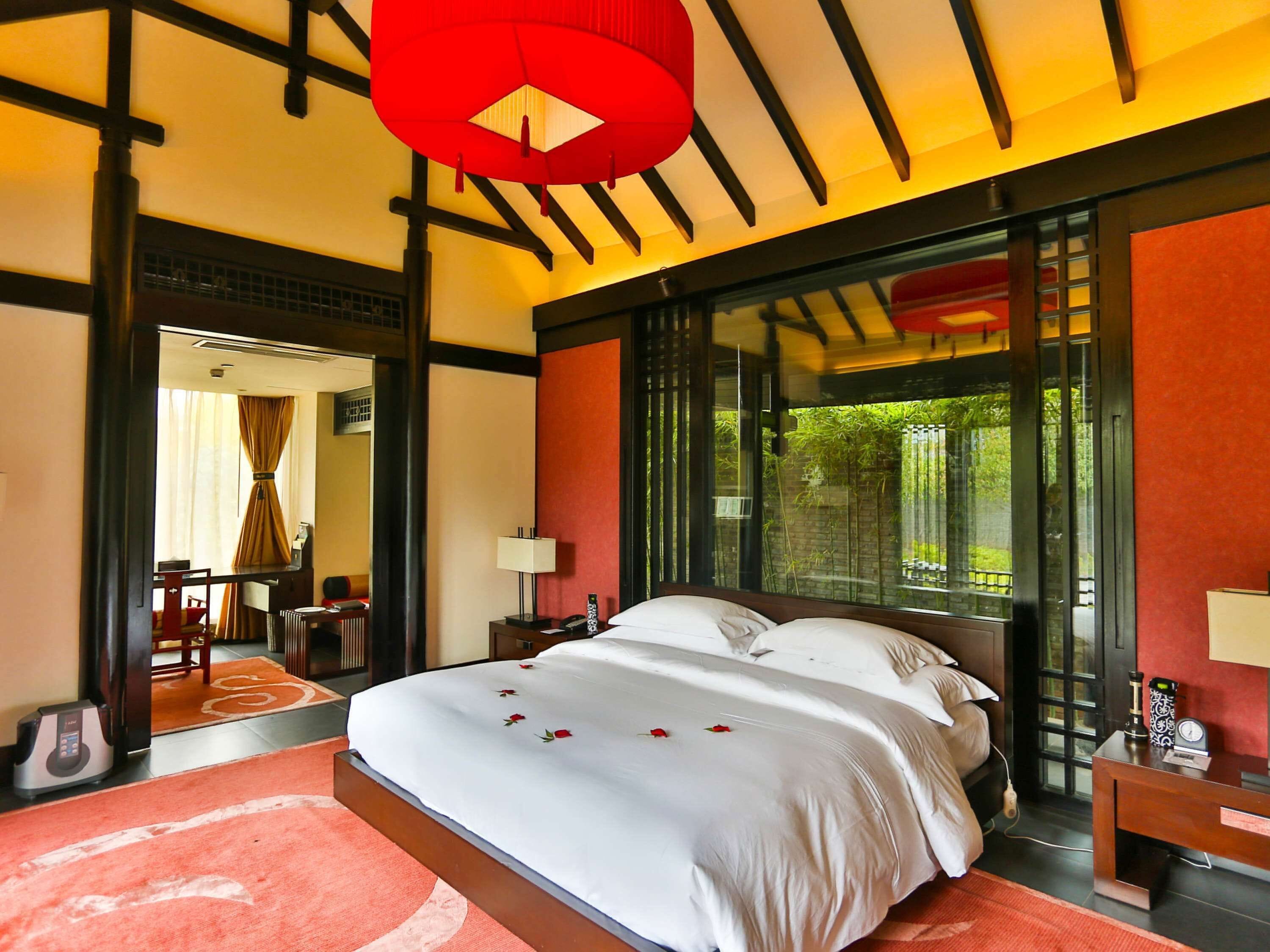 双卧室山景按摩池别墅 （按摩池水温需提前4--8小时加热） | 1 多间卧室、高档床上用品、迷你吧、客房内保险箱