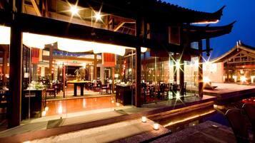 2 restauranter, frokost serveres