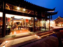 2 restaurants, breakfast served