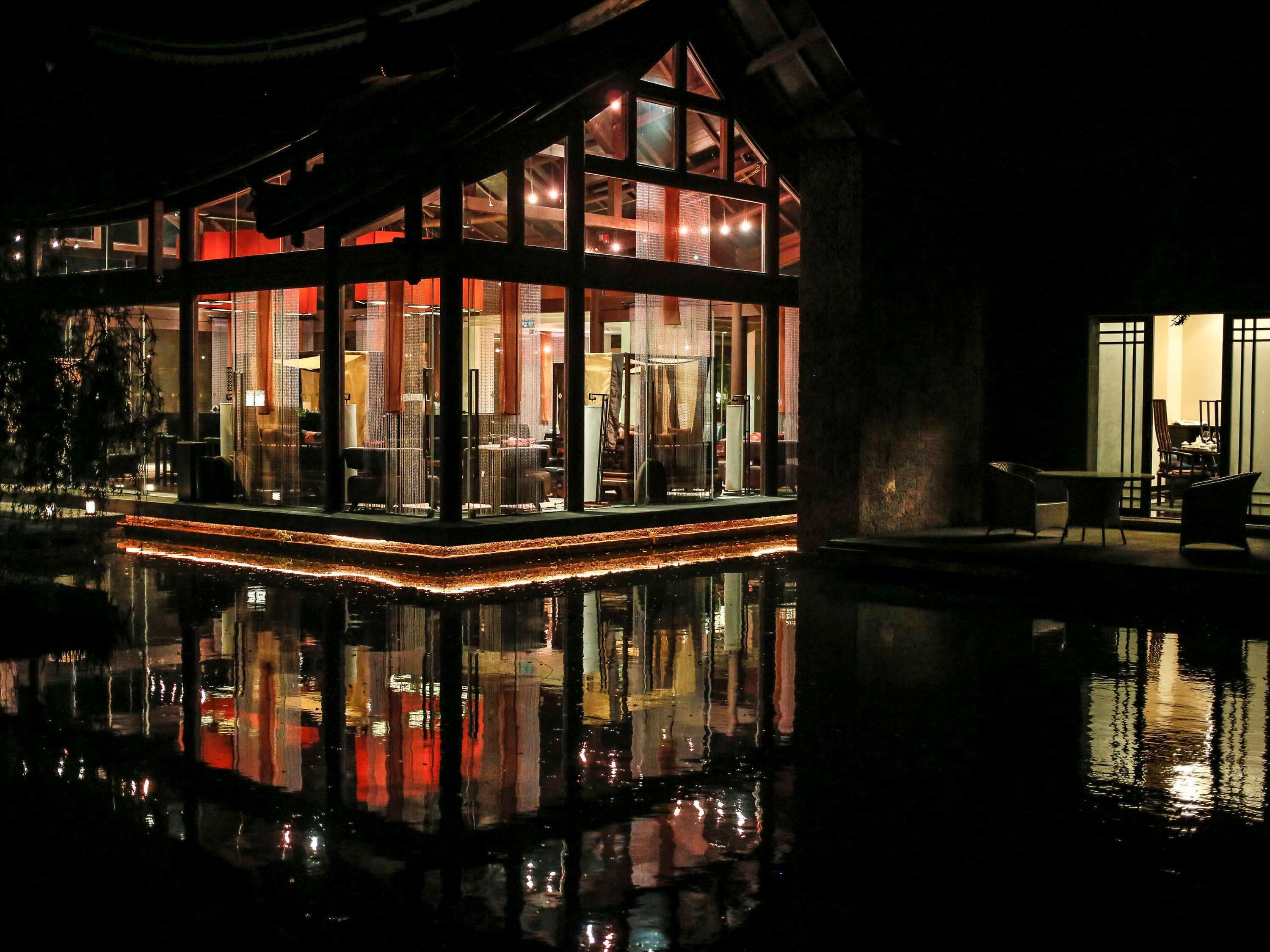 2 restaurants, breakfast served