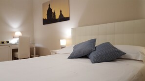 Premium bedding, down comforters, minibar, in-room safe - Hotel Centrum (Catania)