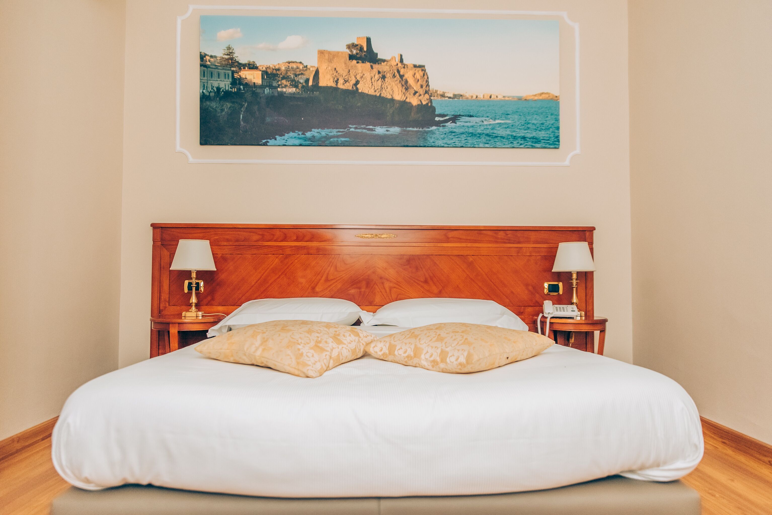 Ropa de cama de alta calidad, cubrecamas y minibar 
