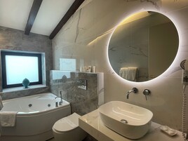 Exclusive Duplex, Hot Tub (Suite) | Jetted tub