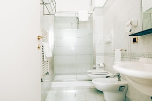 淋浴设施、免费洗浴用品、吹风机、坐浴桶