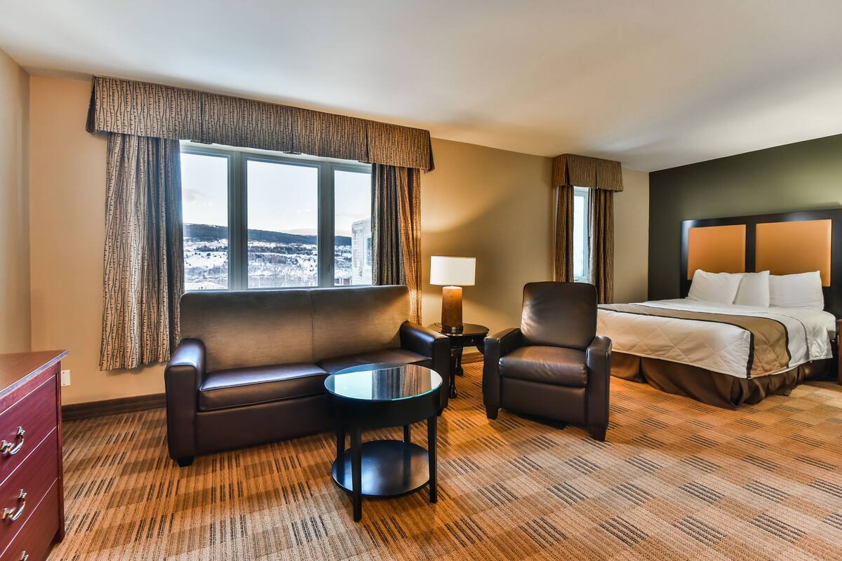 Suite, Kitchen | Living area | TV