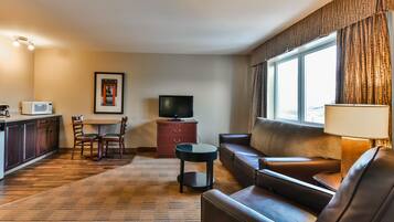 Suite, Kitchen | Living area | TV