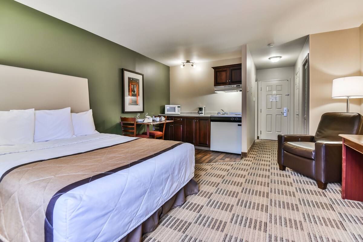 Standard Room, 1 Queen Bed | Desk, iron/ironing board, rollaway beds (surcharge), WiFi (free)