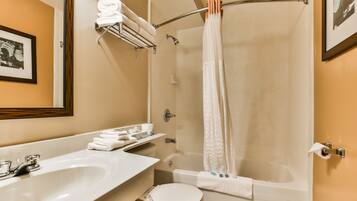 Combined shower/tub, towels