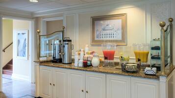 Ilmainen päivittäinen mannermainen aamiainen