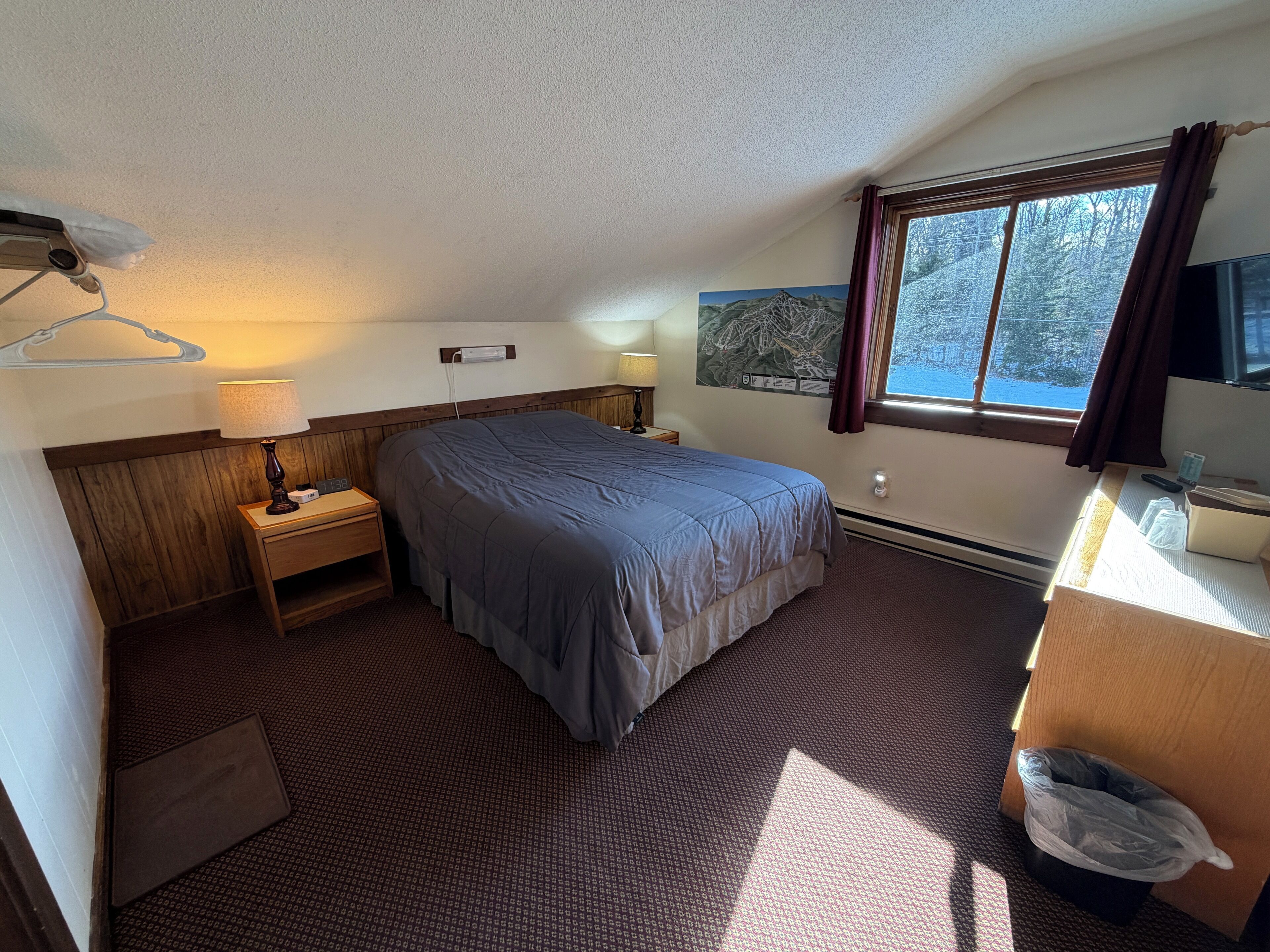 Economy Room, 1 Queen Bed | Individually decorated, individually furnished, free cribs/infant beds