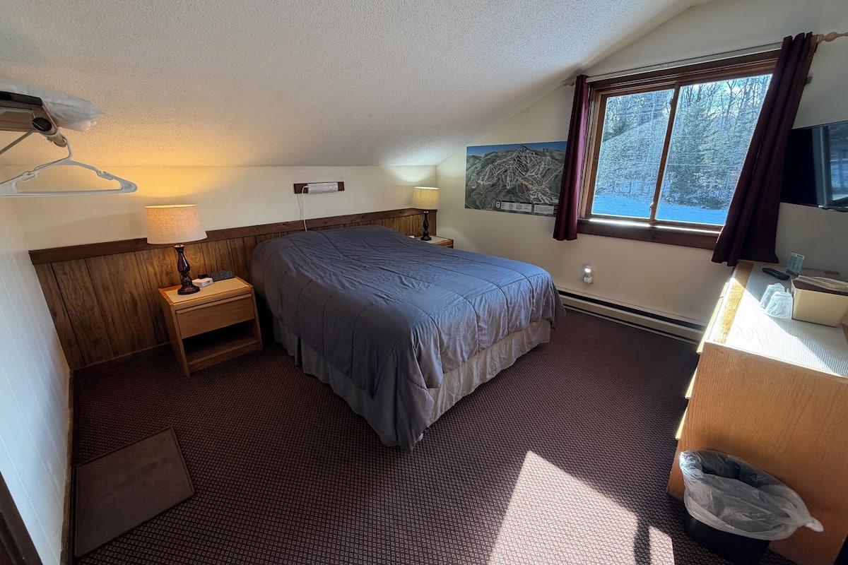 Economy Room, 1 Queen Bed | Individually decorated, individually furnished, free cribs/infant beds