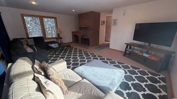 Deluxe Suite, 3 Bedrooms | Living area | 24-inch TV with cable channels