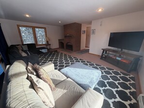 Suite – deluxe, 3 soverom | Oppholdsområde | En 24-tommers TV med kabel-kanaler