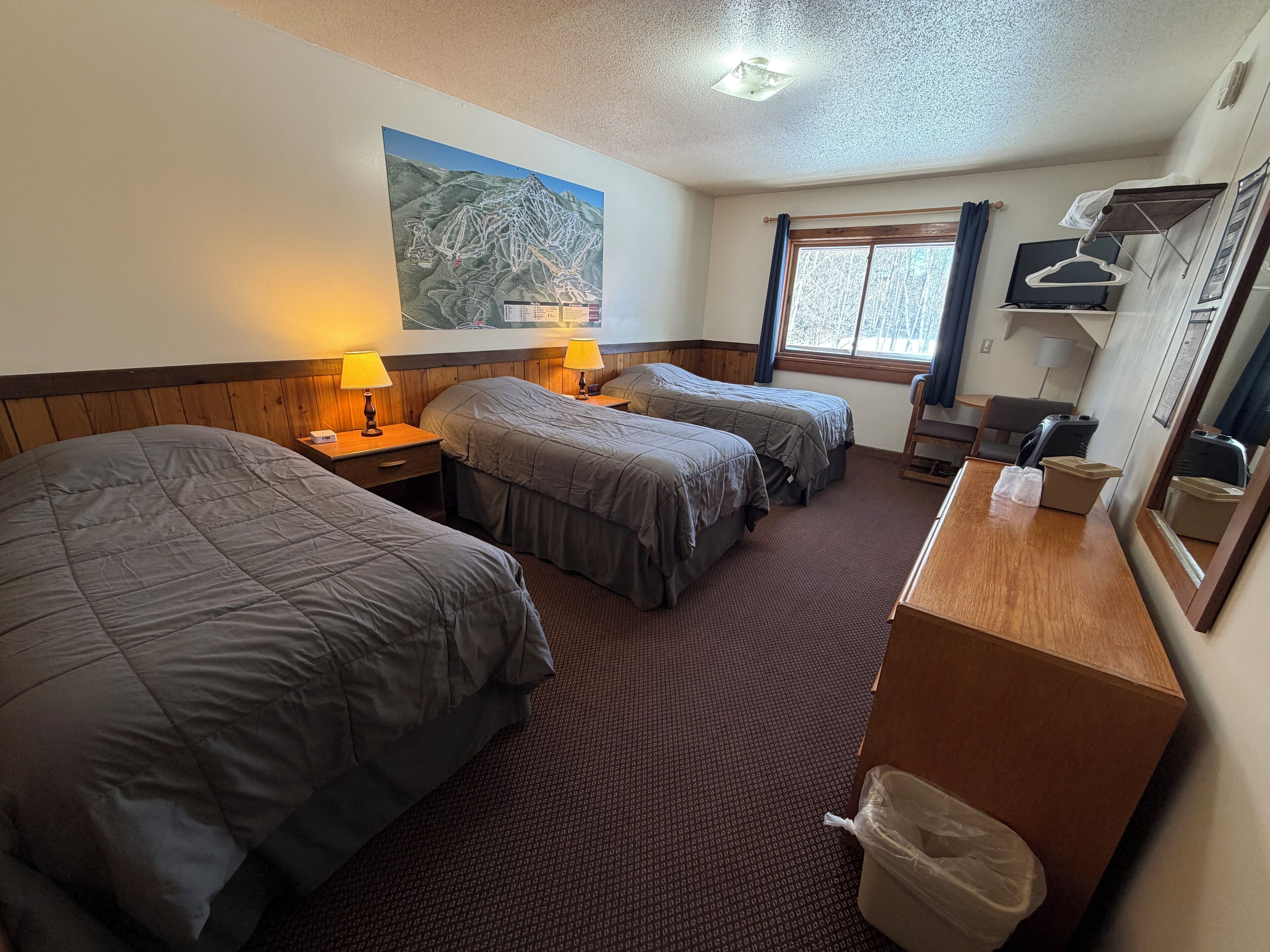 Standard Room, 3 Twin Beds | Individually decorated, individually furnished, free cribs/infant beds