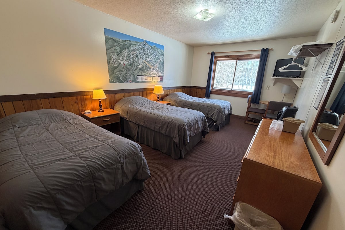 Standard Room, 3 Twin Beds | Individually decorated, individually furnished, free cribs/infant beds