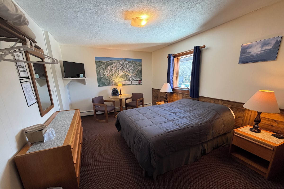 Standard Room, 1 Queen Bed | Individually decorated, individually furnished, free cribs/infant beds