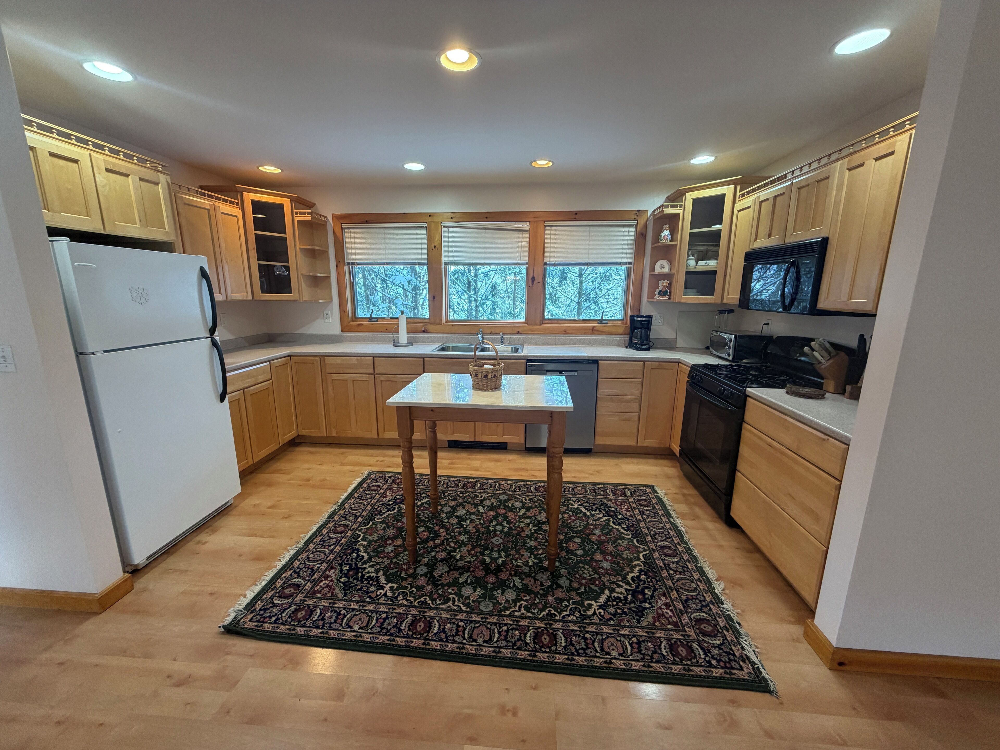 Deluxe Suite, 3 Bedrooms | Individually decorated, individually furnished, free cribs/infant beds