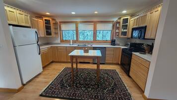 Deluxe Suite, 3 Bedrooms | Individually decorated, individually furnished, free cribs/infant beds