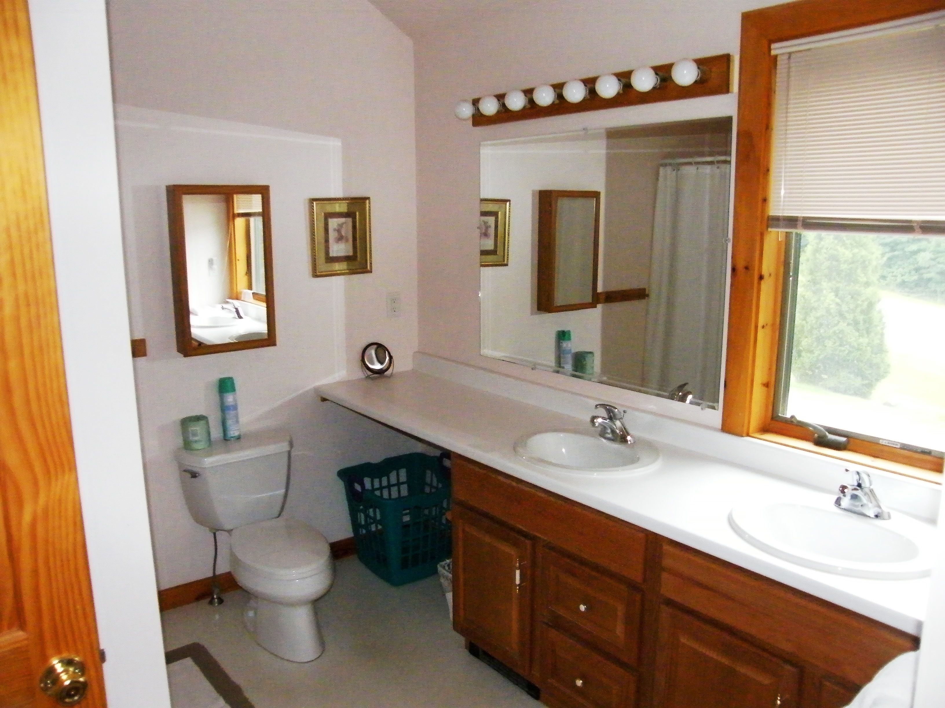 deluxe suite, 3 bedrooms | bathroom | shower, free toiletries, towels, soap
