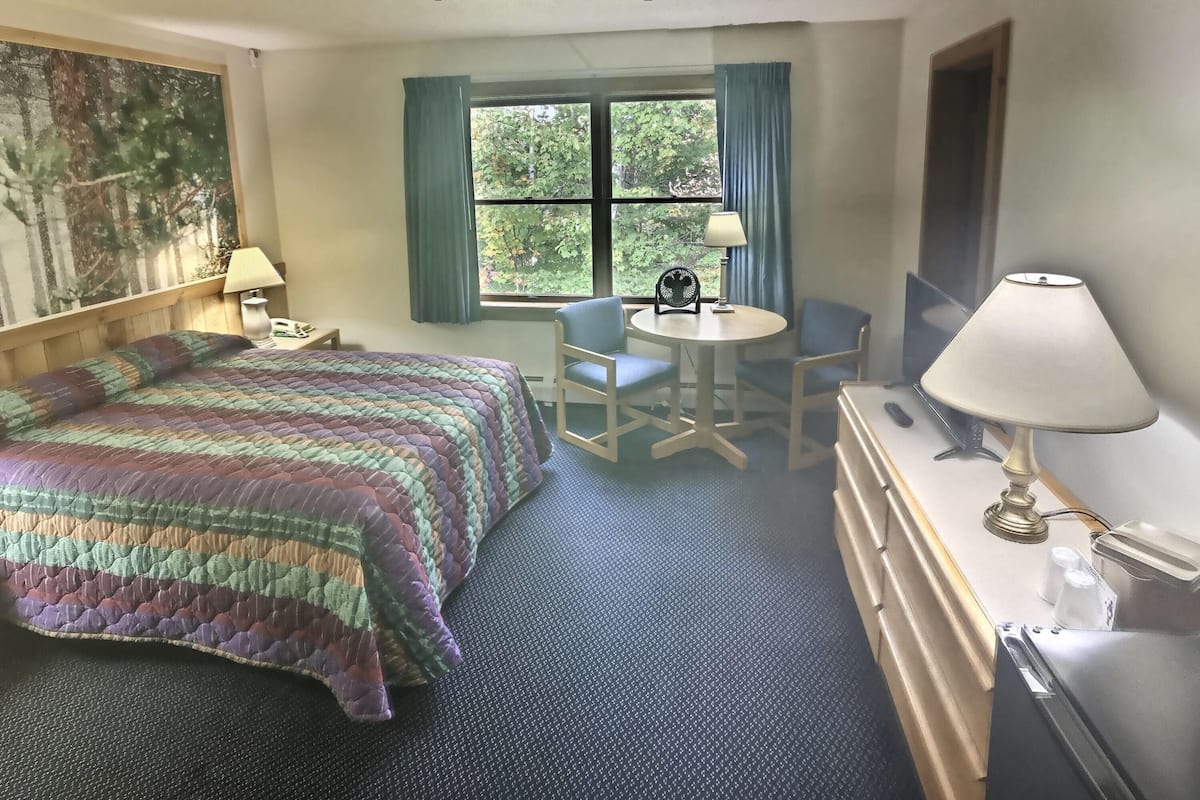 Premium Room, 1 Queen Bed | Individually decorated, individually furnished, free cribs/infant beds
