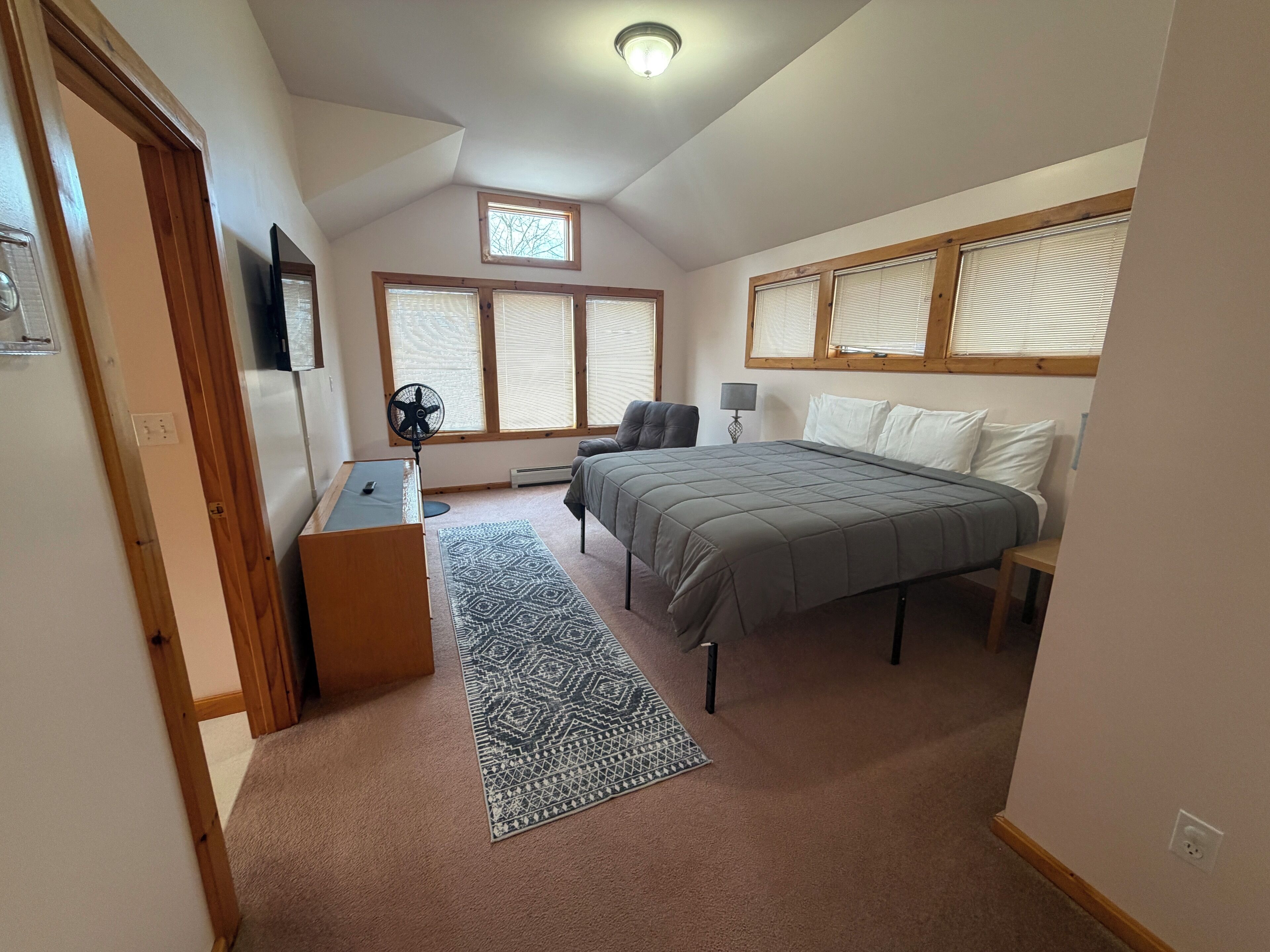 Deluxe Suite, 3 Bedrooms | Individually decorated, individually furnished, free cribs/infant beds