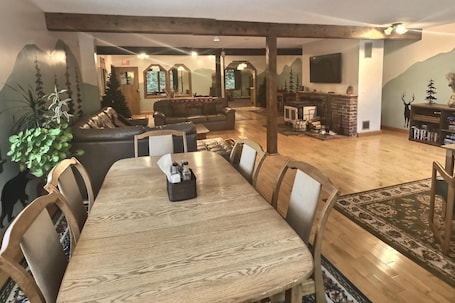 Área de estar no saguão. Mountain Sports Inn