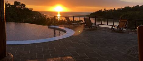 Piscina interna, piscina externa, guarda-sóis, espreguiçadeiras