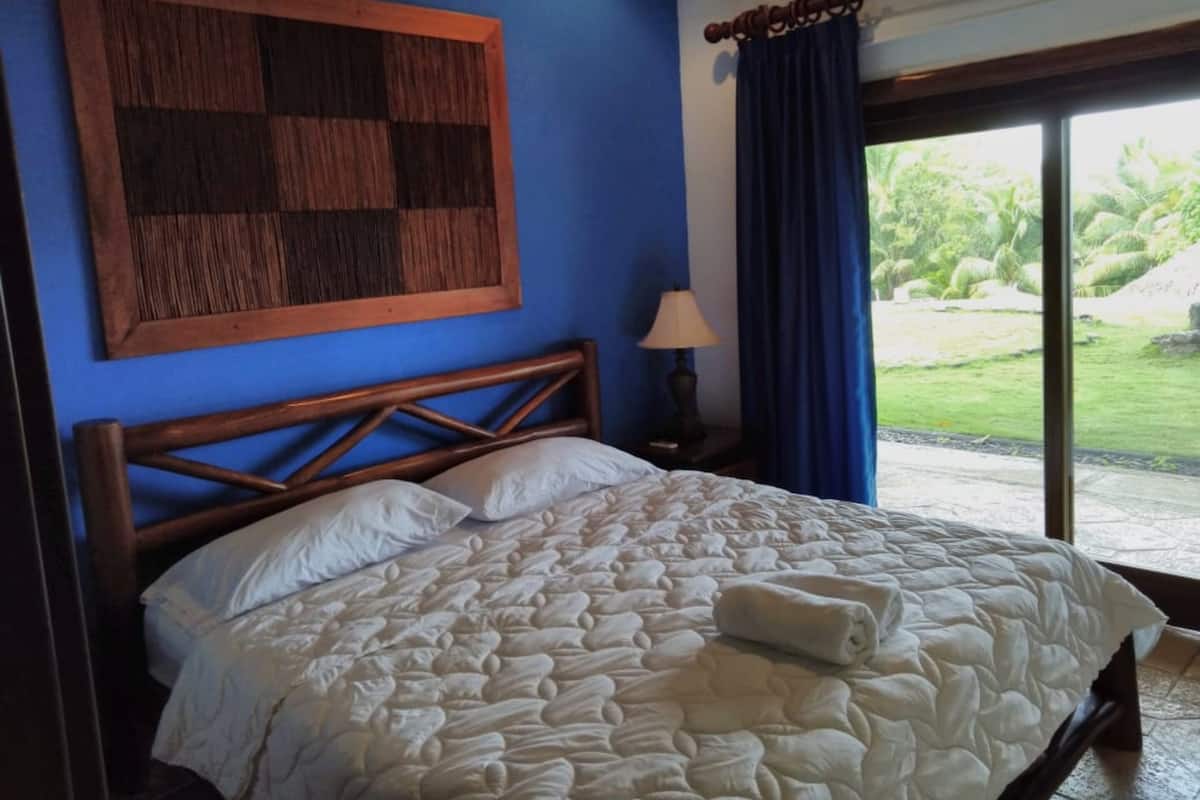 Standard Queen Bed | Luxe beddengoed, verduisterende gordijnen, gratis wifi