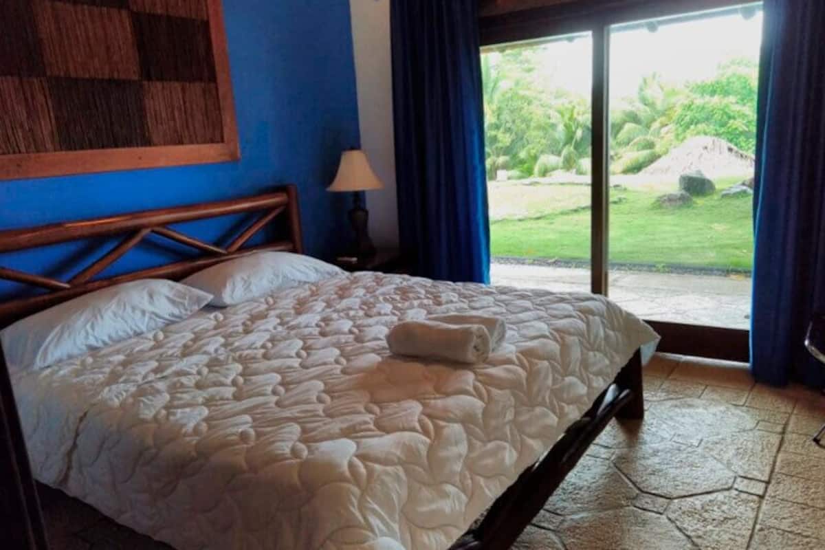 Premium bedding, blackout curtains, free WiFi