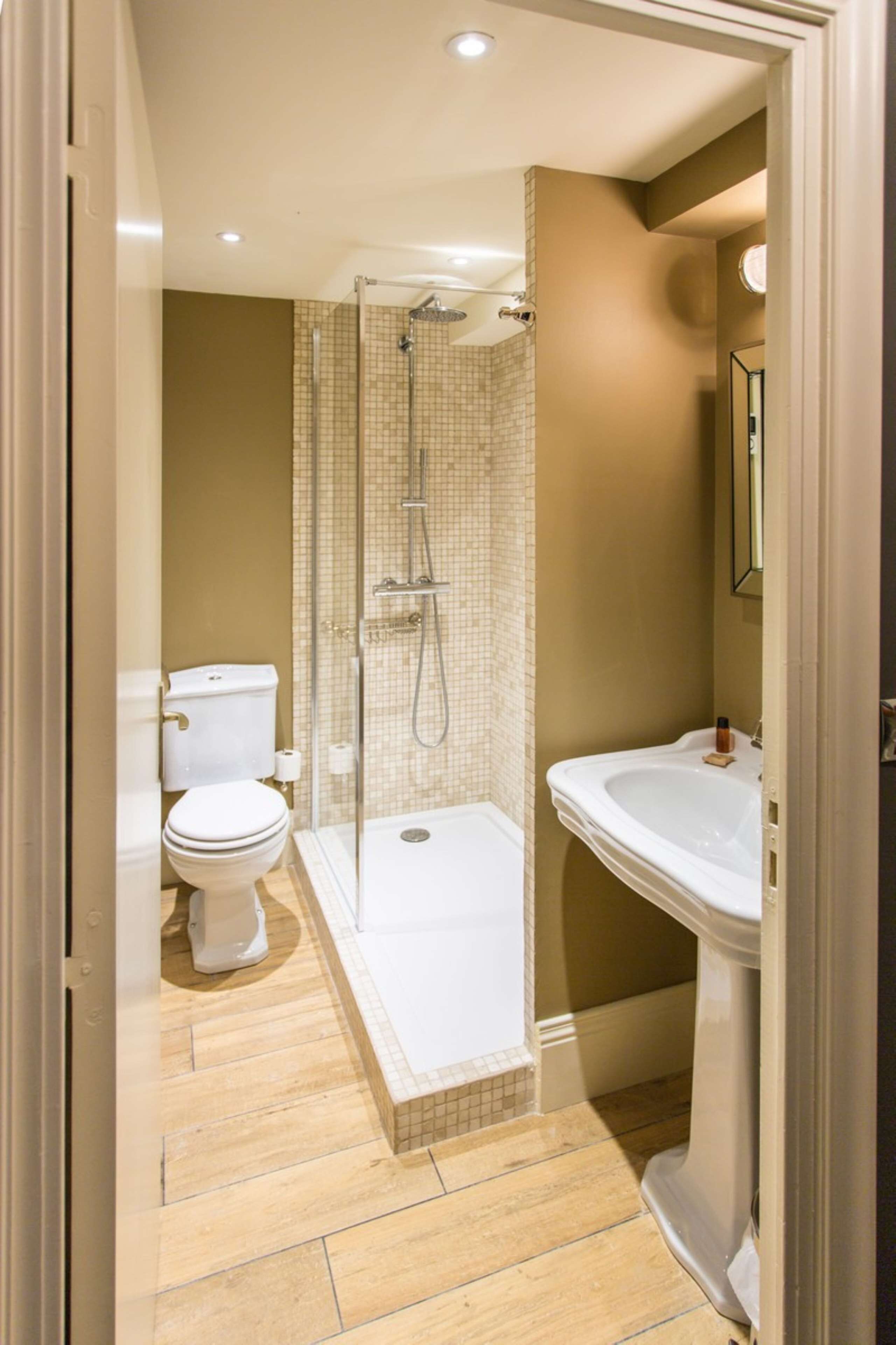 standard room, 1 queen bed, non smoking | bathroom | shower, free toiletries, hair dryer, towels