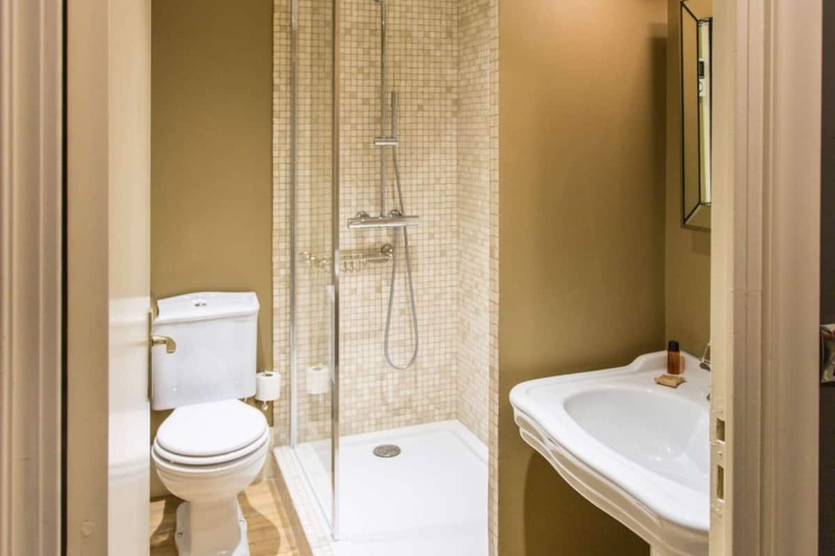 standard room, 1 queen bed, non smoking | bathroom | shower, free toiletries, hair dryer, towels