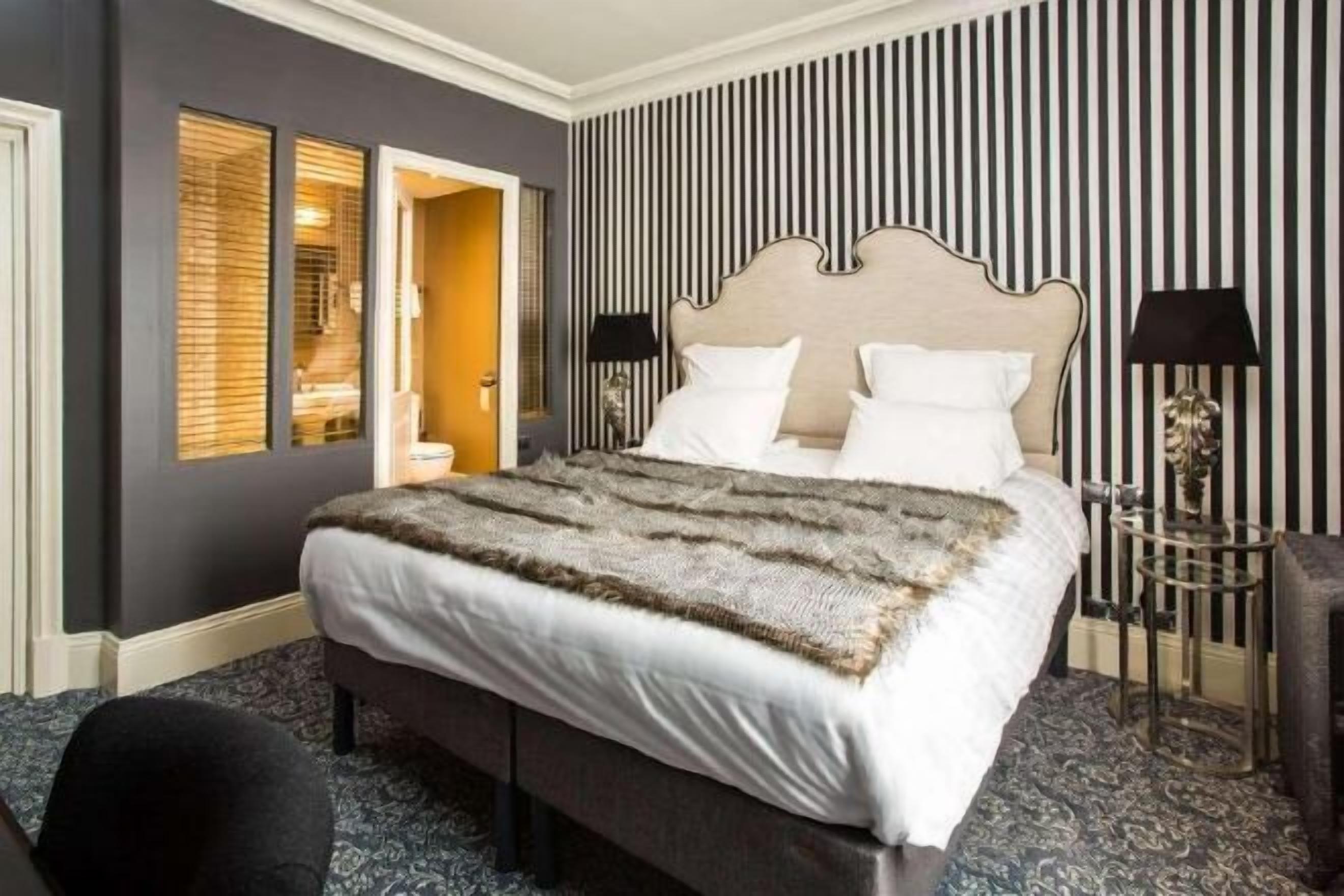 Hochwertige Bettwaren, Schreibtisch, schallisolierte Zimmer