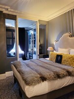 Ropa de cama de alta calidad, escritorio y sistema de insonorización 